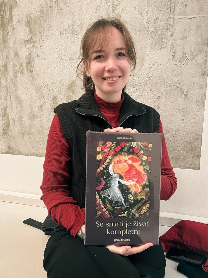 Kateřina Coufalová a její puzzle "Se smrtí je život kompletní" podporující Cesta domů